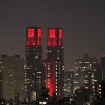 赤くライトアップした都庁